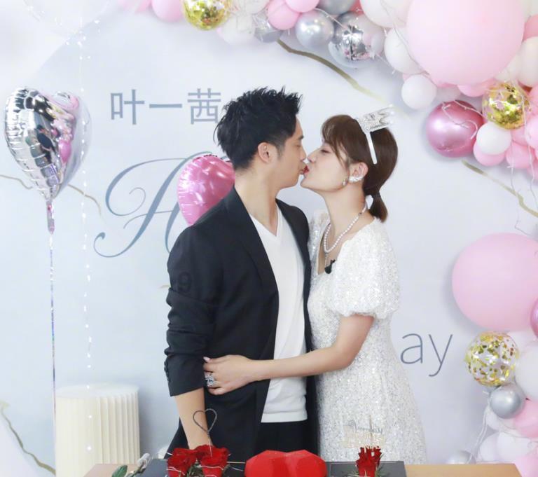 离开导演妻子后，他再婚娶小12岁娇妻，不介意对方离异还带着娃